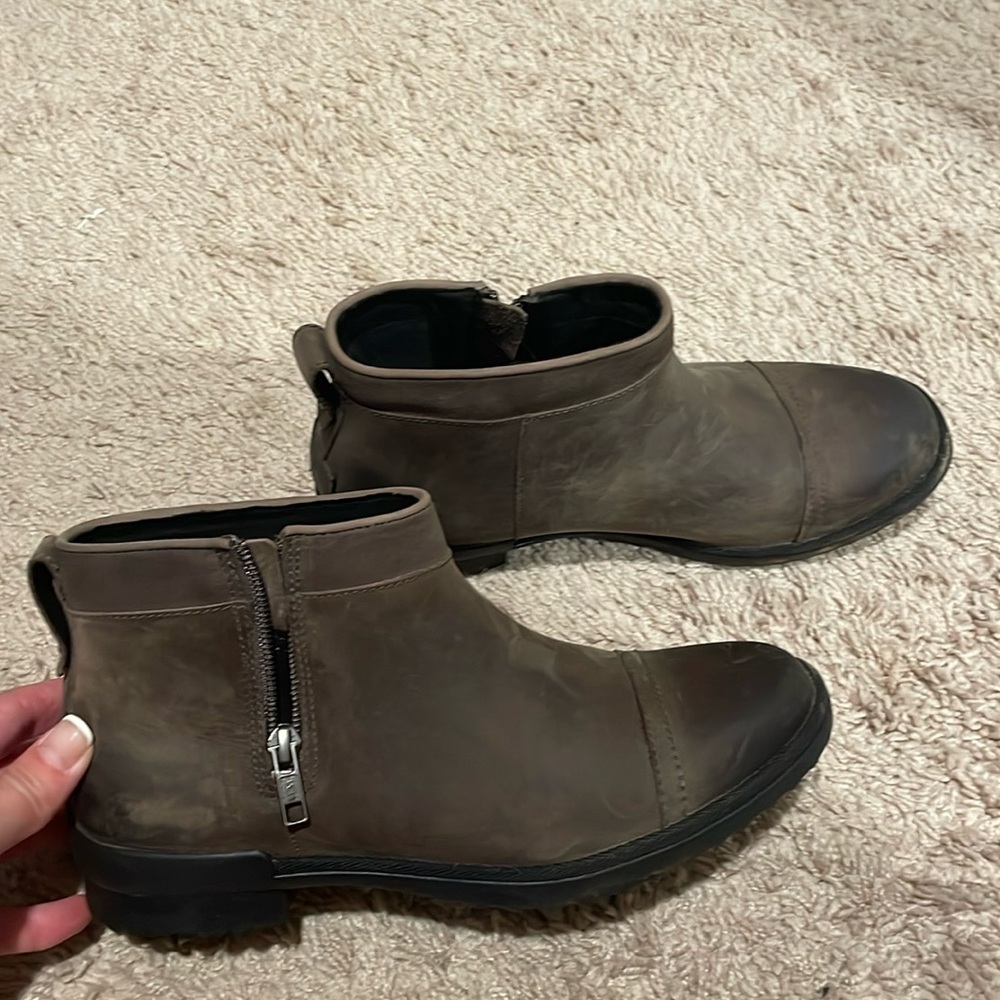 UGG Womens ankle boots/booties. Dark brown leather size 8